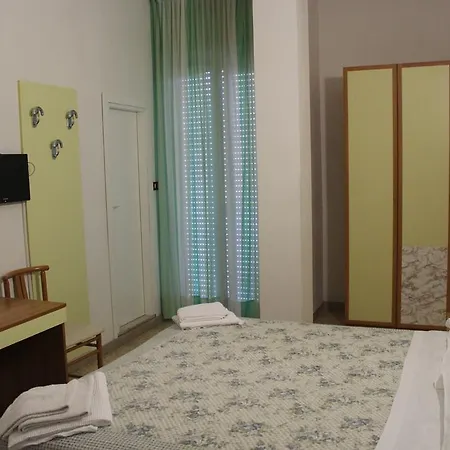Santini מלון 3*